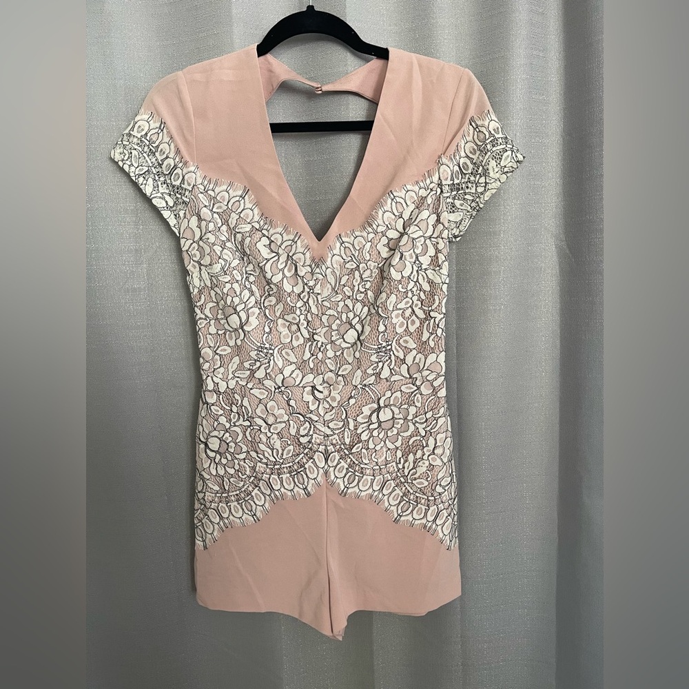 bebé- Lace pink romper Size 6
